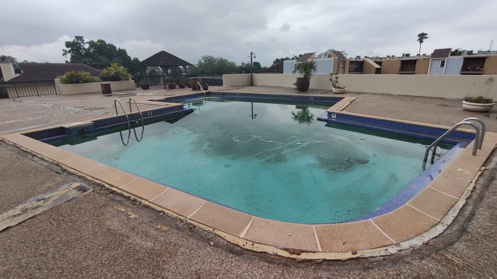 Before renovation picture of a pool in Metarie.